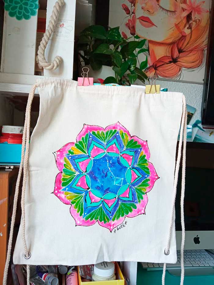 Cómo pintar una mochila de tela de manera fácil